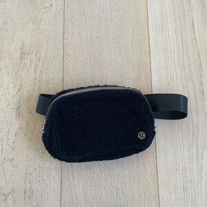 Lululemon Everywhere belt bag fleece.